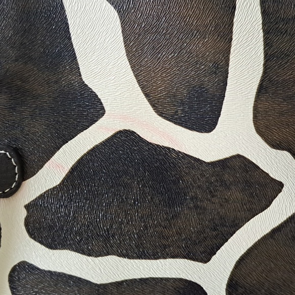 Mondo Giraffe Print Shoulder Bag. - Picture 13 of 13